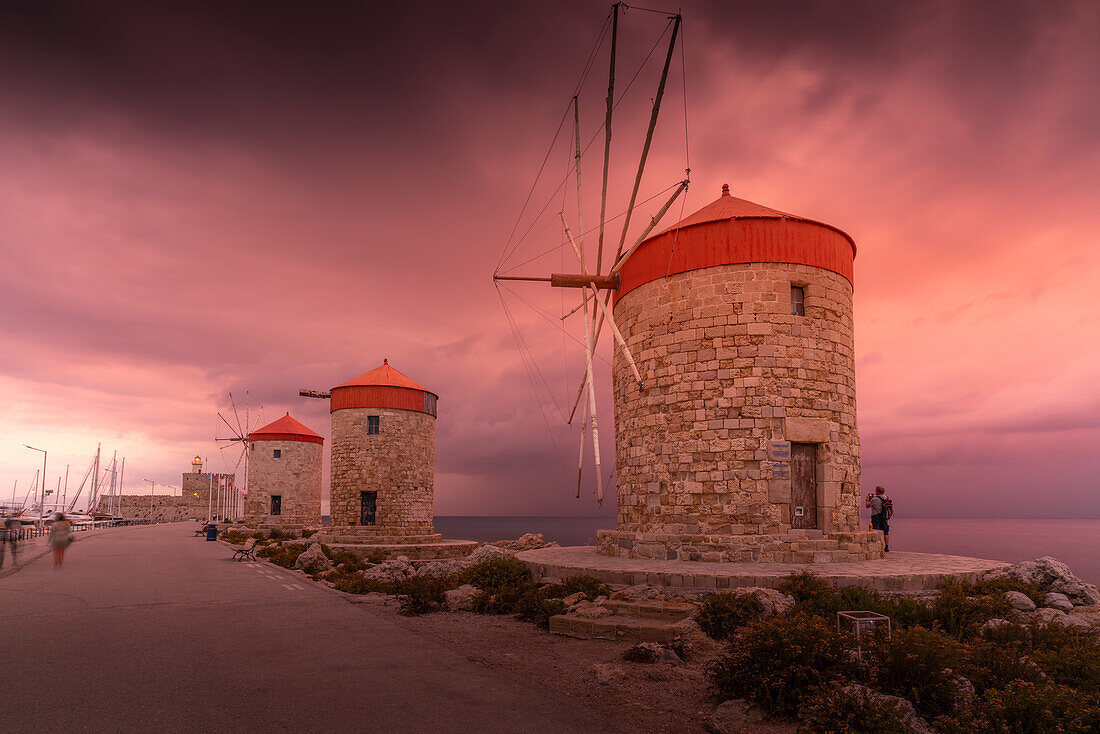 Blick auf die Windmühlen von Rhodos bei Sonnenuntergang, Alt-Rhodos-Stadt, Rhodos, Dodekanes, Griechische Inseln, Griechenland, Europa