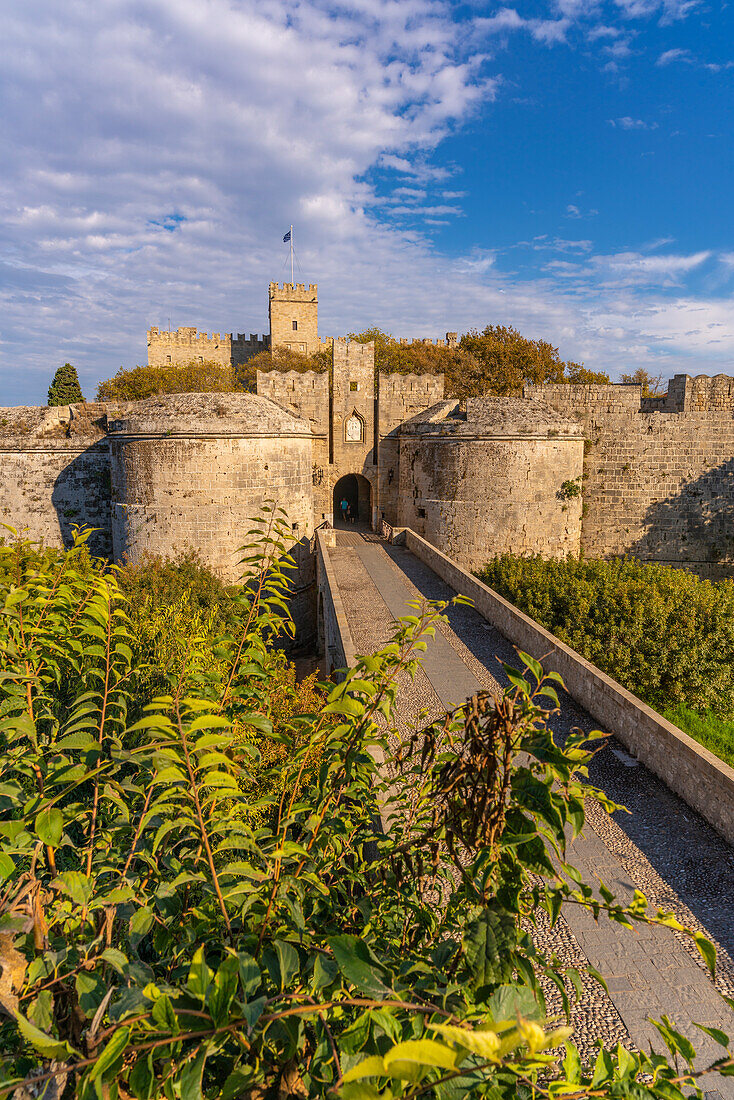 Blick auf das Amboise-Tor, Altstadt von Rhodos, UNESCO-Welterbe, Rhodos, Dodekanes, Griechische Inseln, Griechenland, Europa