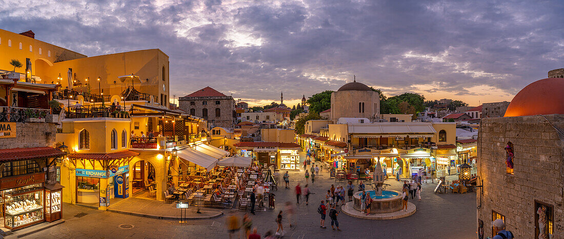 Blick auf den Hippokrates-Platz in der Abenddämmerung, Alt-Rhodos-Stadt, UNESCO-Weltkulturerbe, Rhodos, Dodekanes, Griechische Inseln, Griechenland, Europa