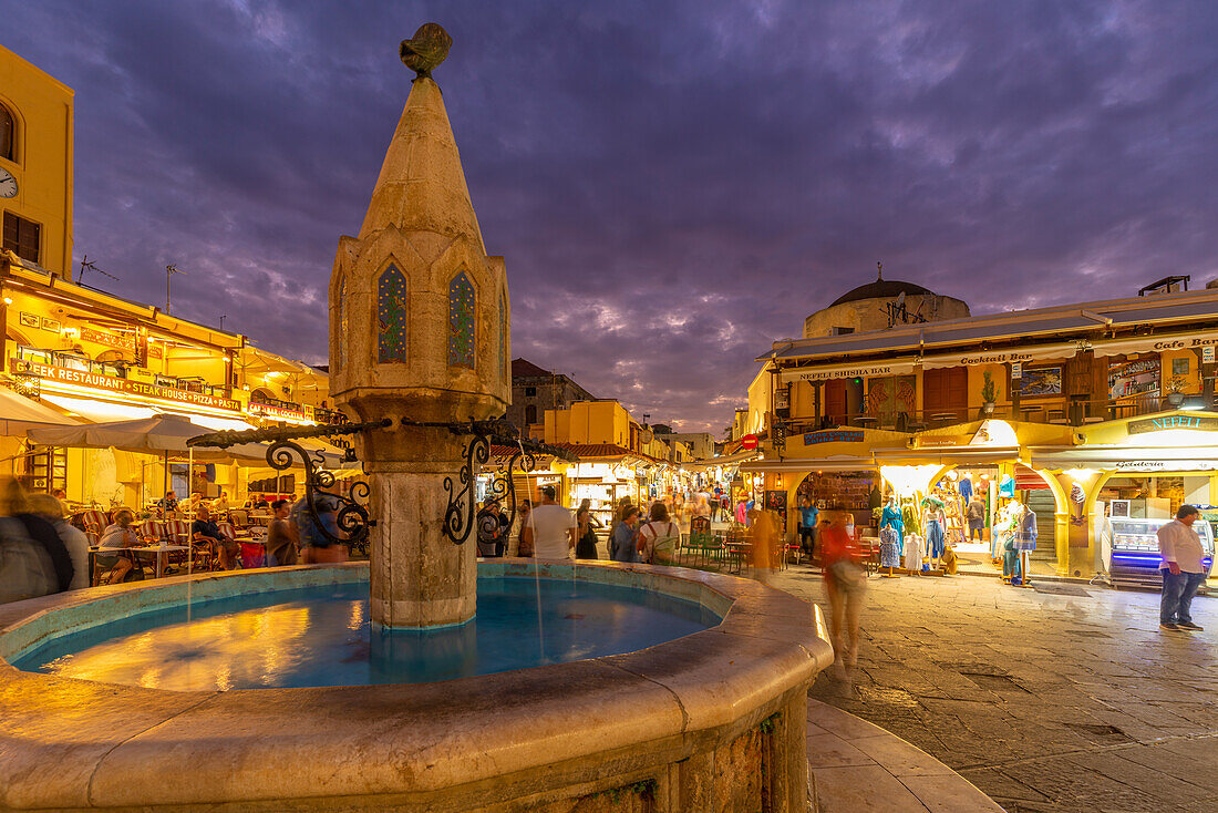 Blick auf den Brunnen am Hippokrates-Platz in der Abenddämmerung, Altstadt von Rhodos, UNESCO-Weltkulturerbe, Rhodos, Dodekanes, Griechische Inseln, Griechenland, Europa