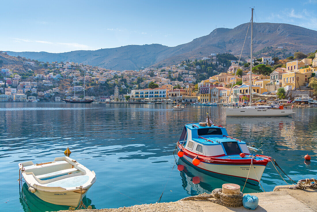 Blick auf Boote im Hafen von Symi Stadt, Insel Symi, Dodekanes, Griechische Inseln, Griechenland, Europa