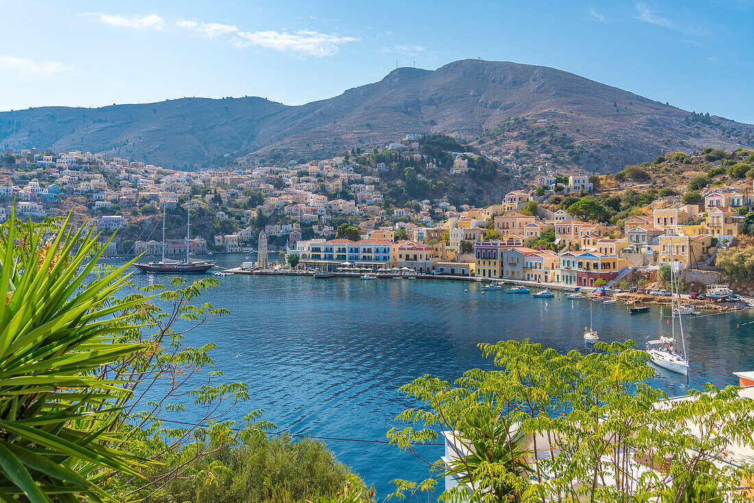 Blick auf Boote im Hafen von erhöhter Position, Symi Stadt, Insel Symi, Dodekanes, Griechische Inseln, Griechenland, Europa