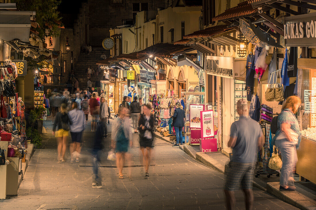 Blick auf die Geschäfte bei Nacht, Altstadt von Rhodos, UNESCO-Weltkulturerbe, Rhodos, Dodekanes, Griechische Inseln, Griechenland, Europa