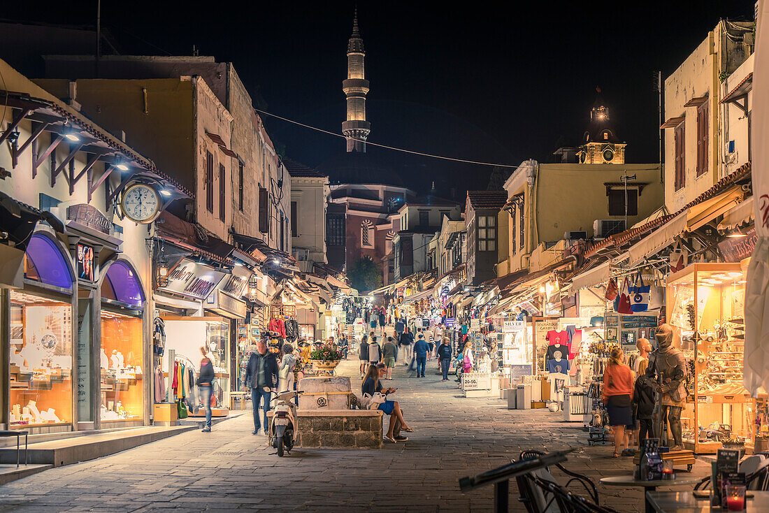 Blick auf Geschäfte bei Nacht, Altstadt von Rhodos, UNESCO-Weltkulturerbe, Rhodos, Dodekanes, Griechische Inseln, Griechenland, Europa