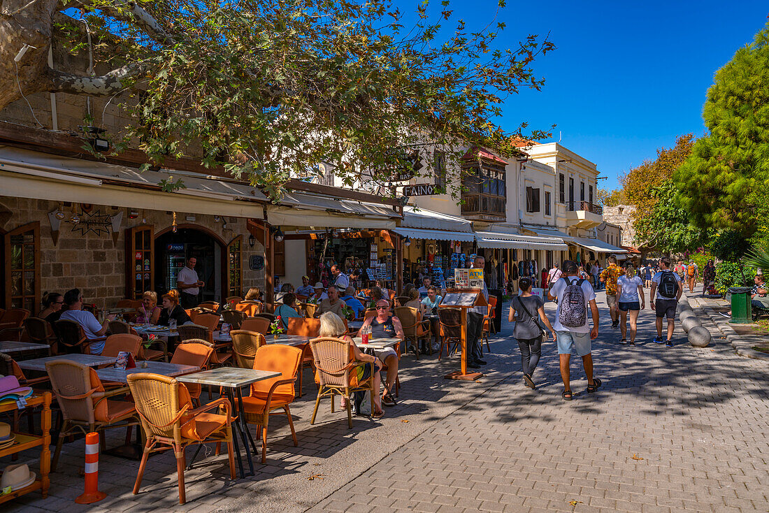 Blick auf Bars und Restaurants, Rhodos-Altstadt, Rhodos, Dodekanes-Inselgruppe, Griechische Inseln, Griechenland, Europa