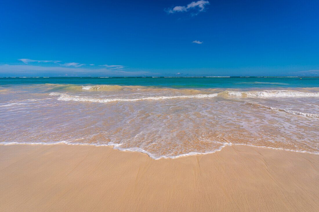 Blick auf Sand und Meer am Bavaro Beach, Punta Cana, Dominikanische Republik, Westindische Inseln, Karibik, Mittelamerika