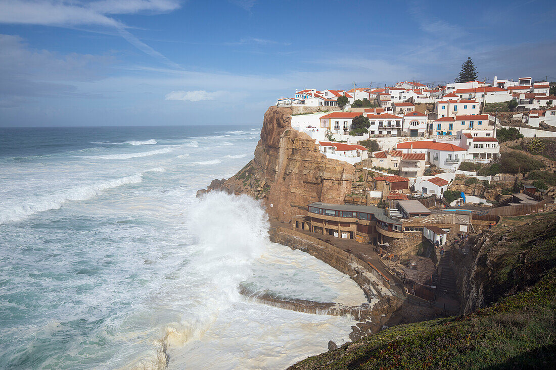 Wellen des Atlantischen Ozeans brechen unter den Klippen von Azenhas do Mar an der Westküste, Azenhas do Mar, Region Lissabon, Portugal, Europa