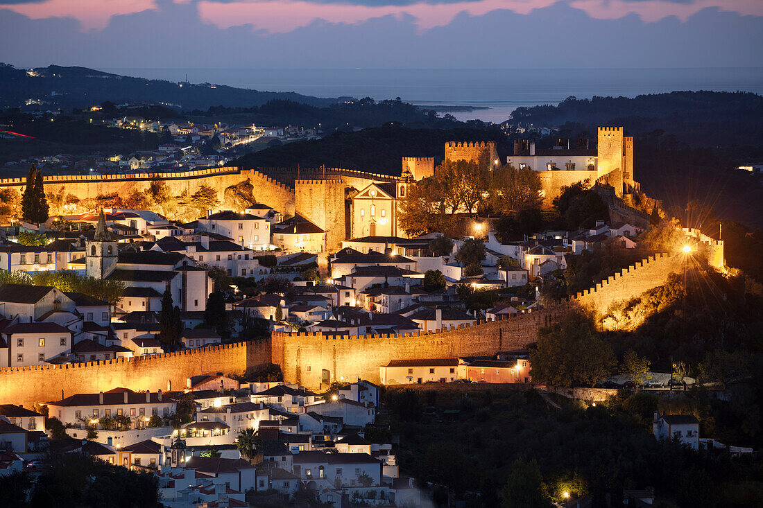 Blick auf die nächtlich beleuchtete Altstadt und Stadtmauer von Obidos, Obidos, Centro Region, Estremadura, Portugal, Europa