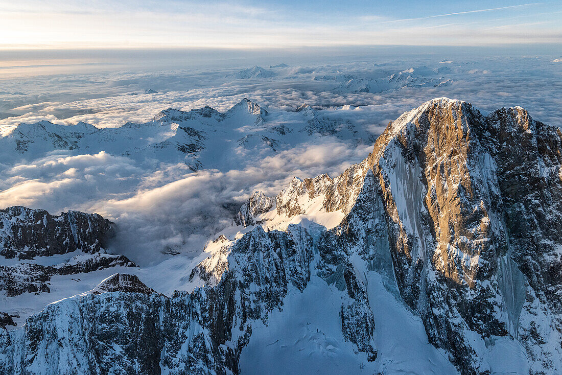 Luftaufnahme der Grandes Jorasses des Mont Blanc bei Sonnenaufgang, Courmayeur, Aostatal, Italien, Europa