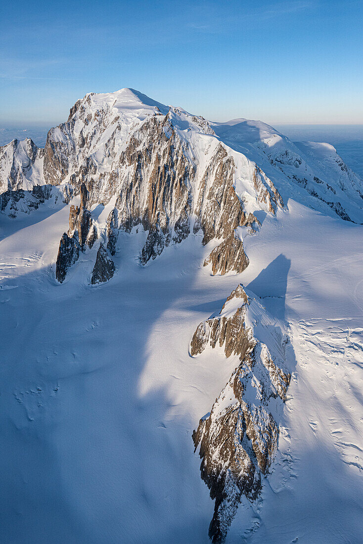 Luftaufnahme der schneebedeckten Gipfel des Mont Blanc bei Sonnenaufgang, Courmayeur, Aostatal, Italien, Europa
