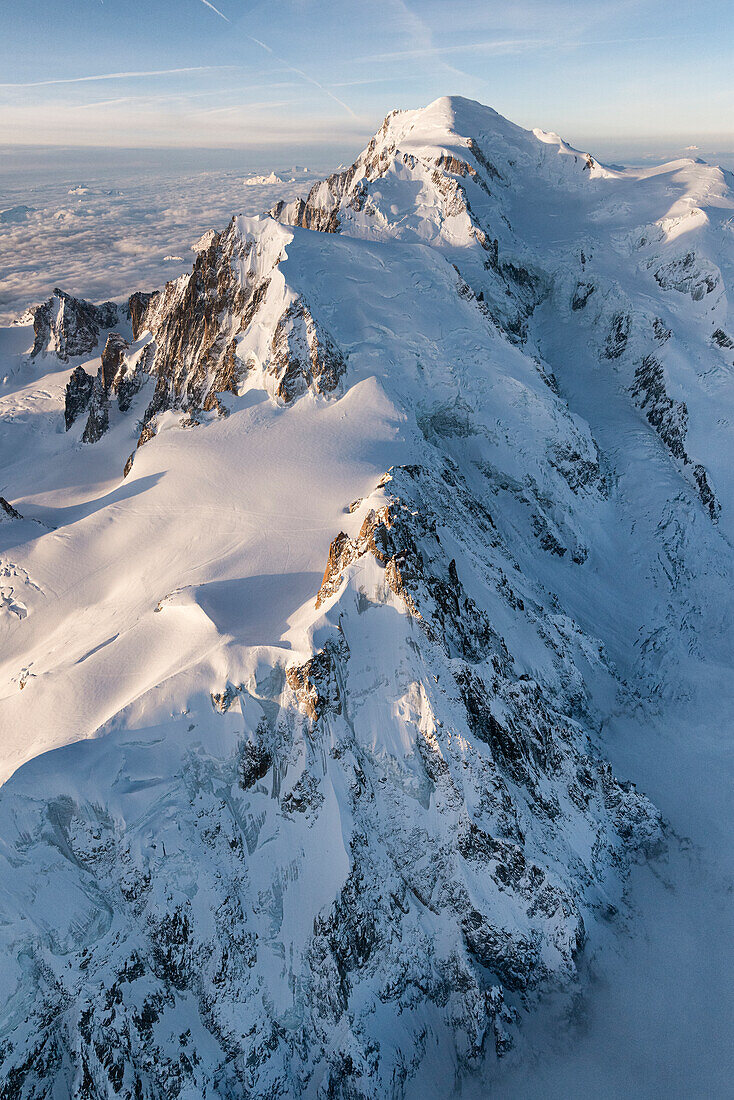 Luftaufnahme der verschneiten Gipfel des Mont Blanc während des Sonnenaufgangs, Courmayeur, Aostatal, Italien, Europa