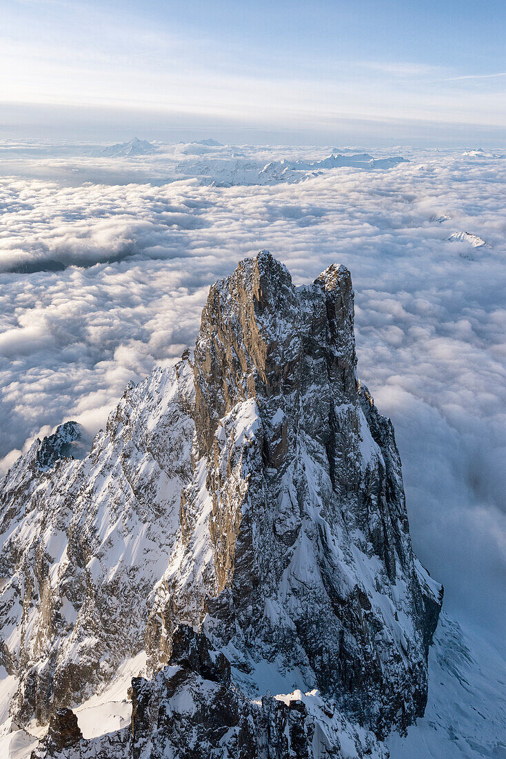 Luftaufnahme des verschneiten Gipfels der Aiguille Noire De Peuterey bei Sonnenaufgang, Courmayeur, Aostatal, Italien, Europa