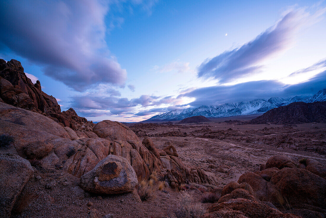 Abenddämmerung bei Alabama Hills, Lone Pine, Sierra Nevada, Kalifornien, USA