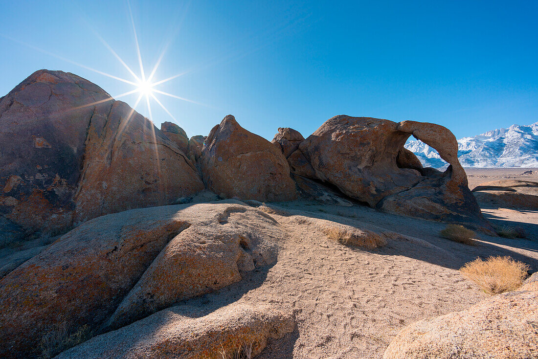 Zyklopenbogen bei Alabama Hills, Lone Pine, Sierra Nevada, Kalifornien, USA