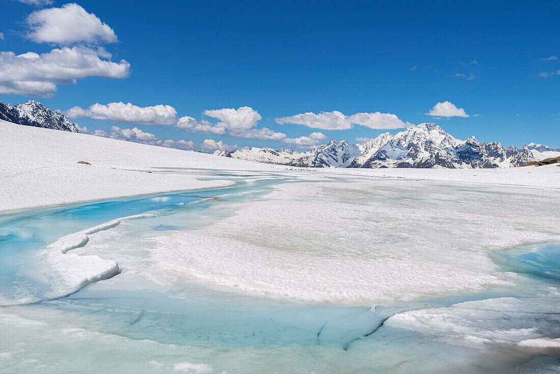 Der kleine See von Campagneda während des Tauwetters im Frühjahr und im Hintergrund der Berg Disgrazia, Valmalenco, Valtellina, Provinz Sondrio, Lombardei, Italien, Europa