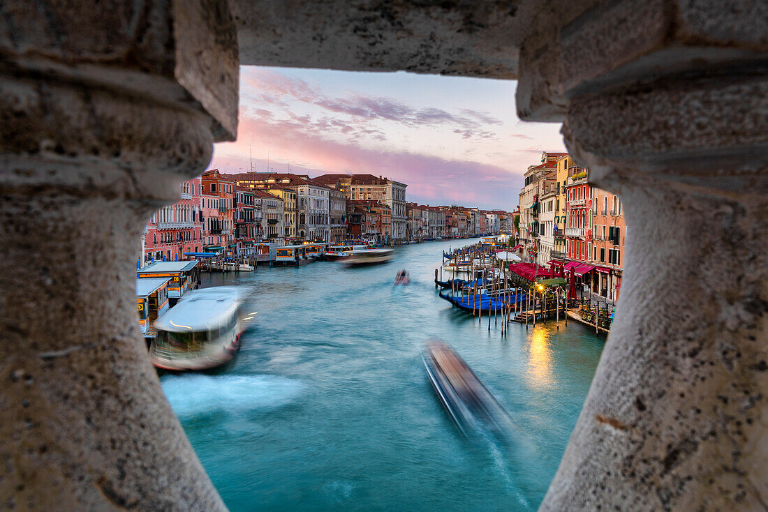 Der Canal Grande von der Rialtobrücke aus bei Sonnenaufgang, Venedig, Venetien, Italien, Europa