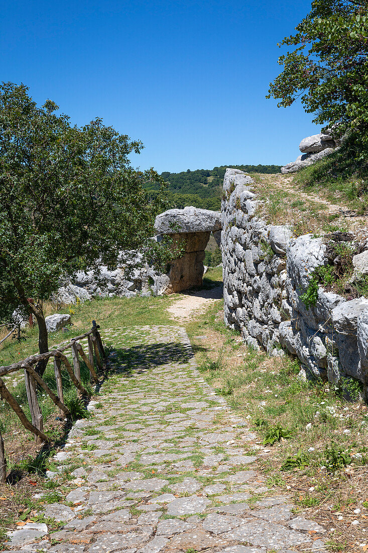 Die polygonalen Festungsmauern von Segni, mit der Porta Saracena, Segni, Provinz Rom, Latium, Italien, Europa