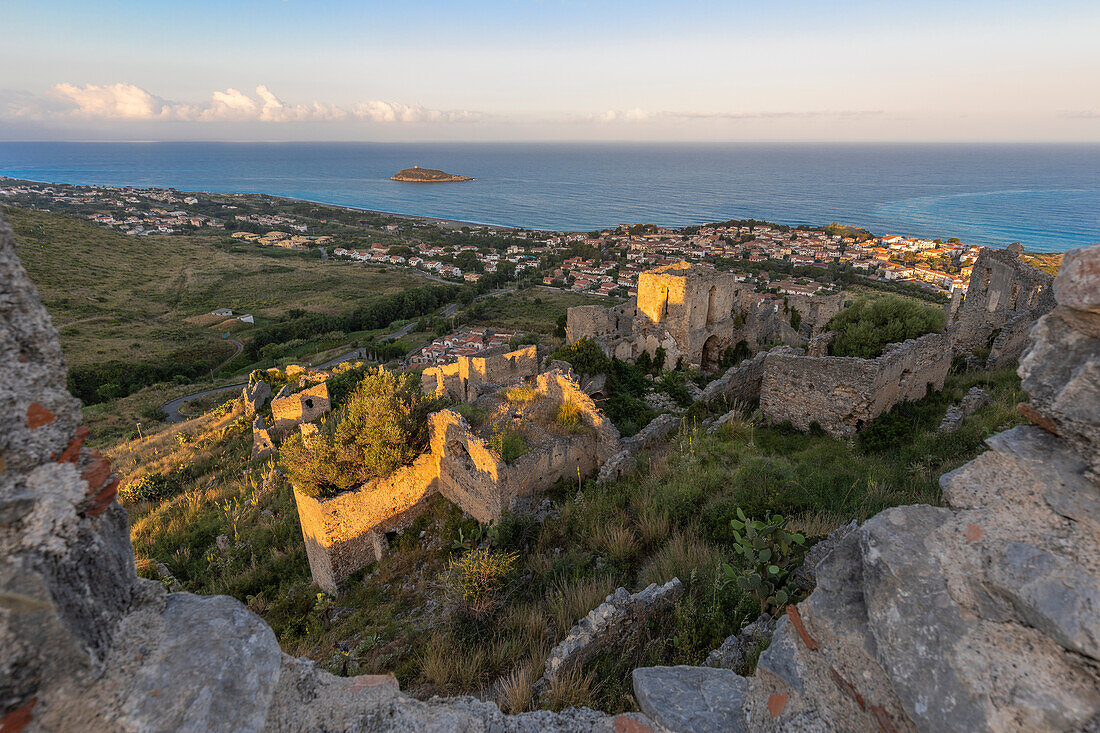 Das typische mittelalterliche Dorf Cirella, im Hintergrund die gleichnamige Insel Cirella bei Sonnenaufgang, Diamante, Provinz Cosenza, Italien, Europa