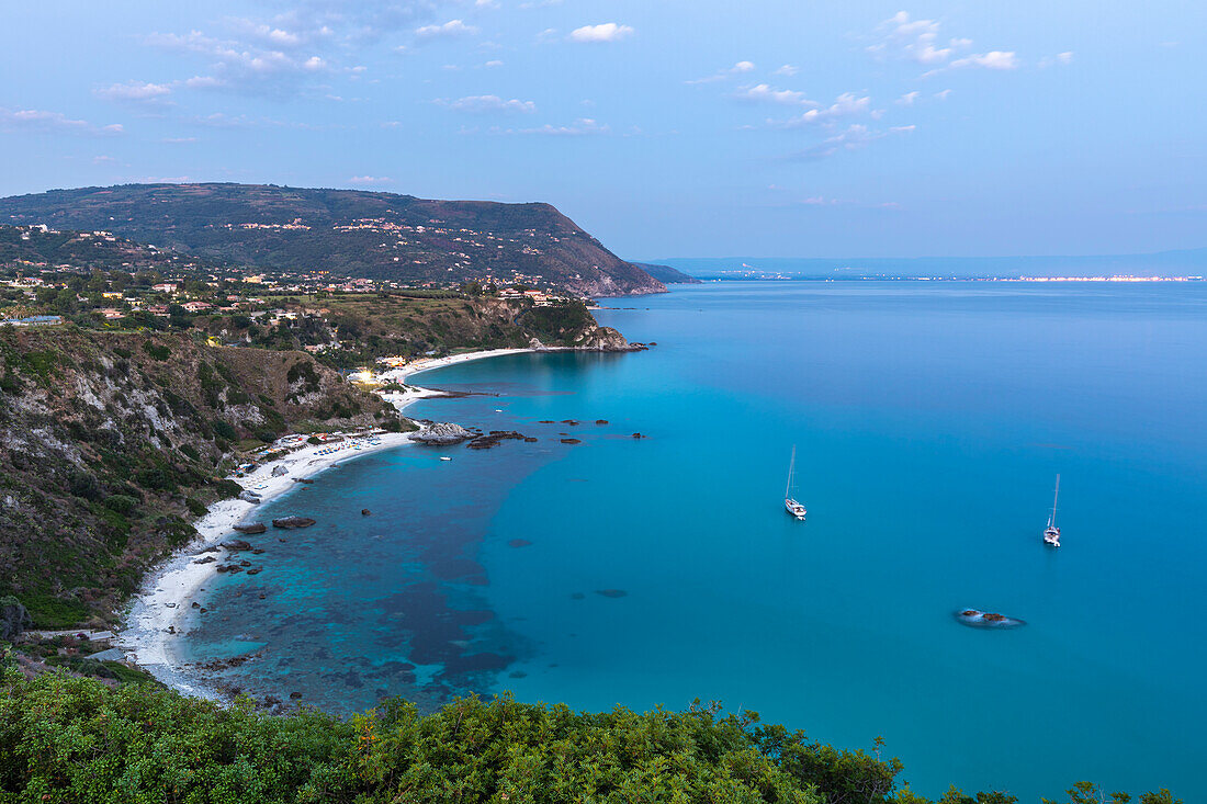 Blick vom Capo Vaticano in der Abenddämmerung, Provinz Vibo Valentia, Italien, Europa