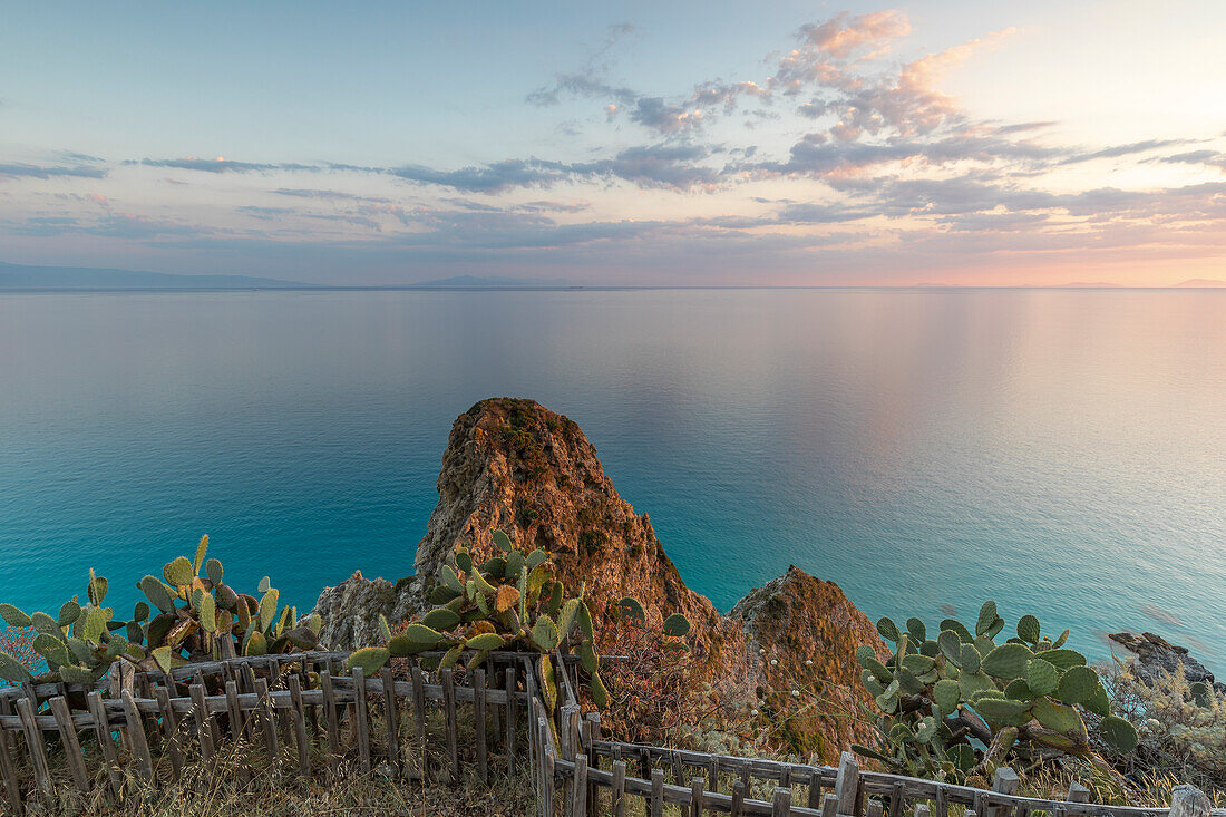 Blick auf das kristallklare Meer vom Capo Vaticano bei Sonnenuntergang, Provinz Vibo Valentia, Italien, Europa