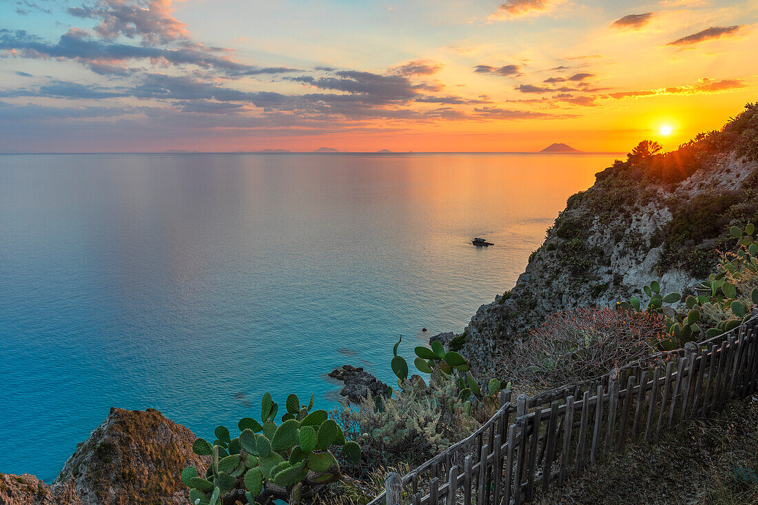 Sonnenuntergang am Capo Vaticano, mit Stomboli und den Äolischen Inseln im Hintergrund