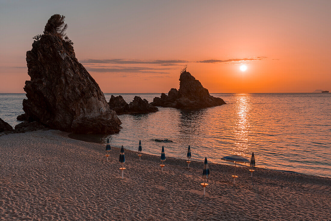Die Bucht von Tonnara di Palmi bei Sonnenuntergang, Palmi, Provinz Reggio Calabria, Italien, Europa