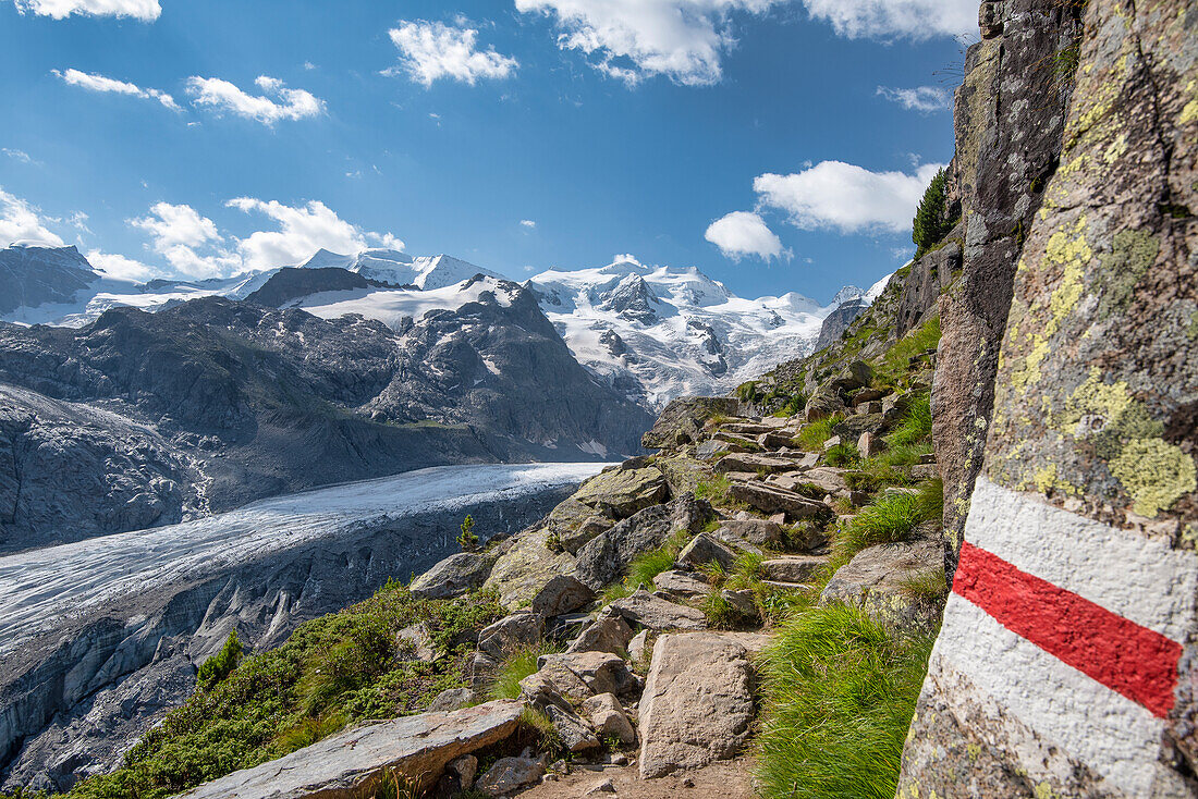 Der Weg entlang des Morteratsch-Tals, Morteratsch, Engadin, Kanton Graubünden, Schweiz