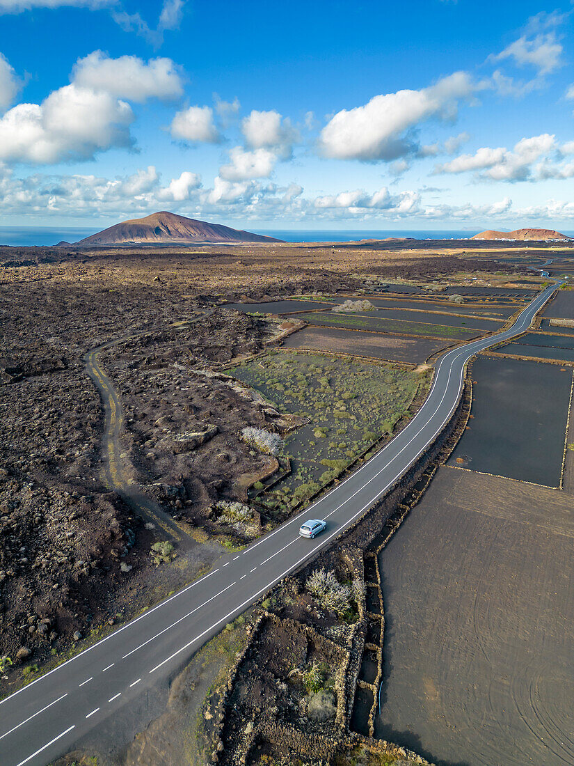 Luftaufnahme der Straße durch die Vulkanlandschaft, Timanfaya-Nationalpark, Lanzarote, Las Palmas, Kanarische Inseln, Spanien, Atlantik, Europa