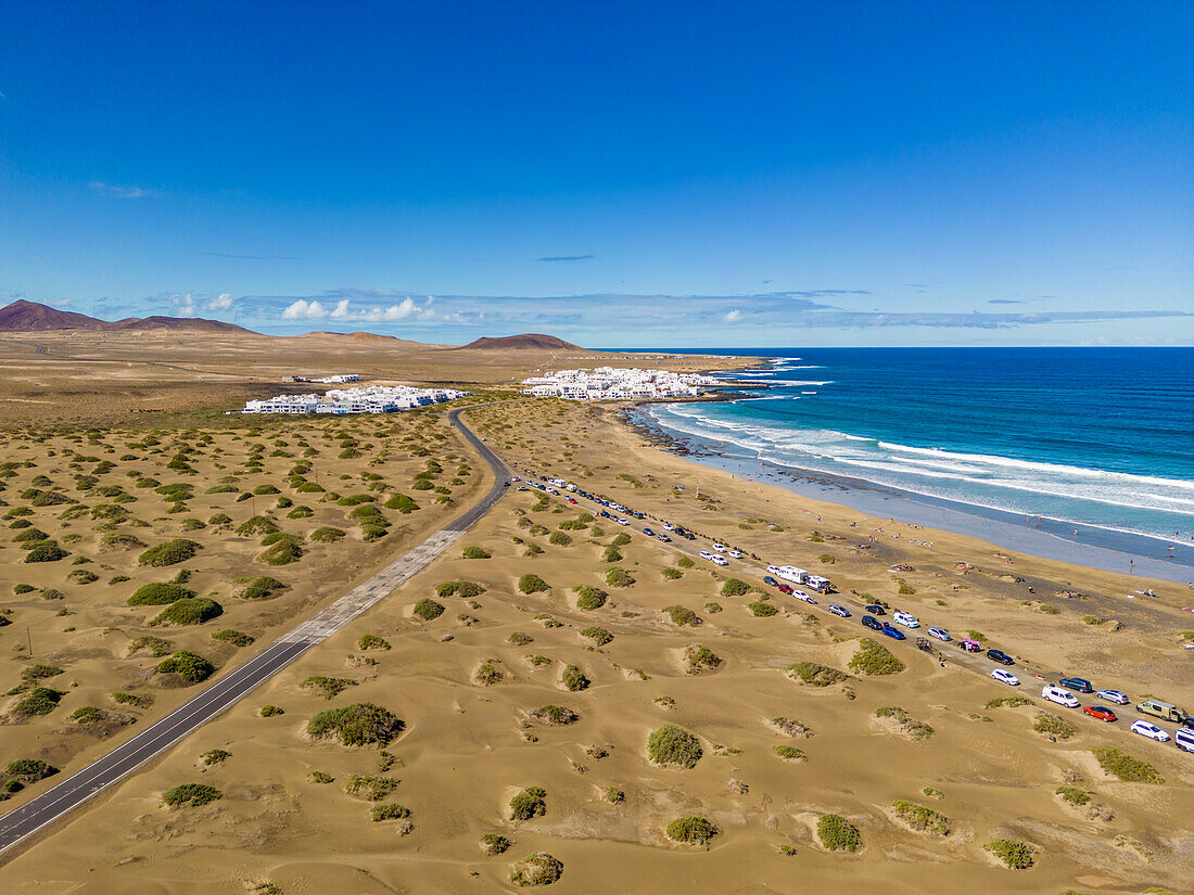 Luftaufnahme des Strandes von Playa Famara, Caleta de Famara, Lanzarote, Las Palmas, Kanarische Inseln, Spanien, Atlantik, Europa