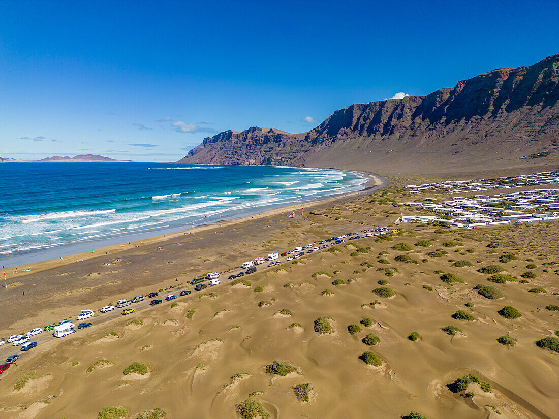 Luftaufnahme des Strandes von Playa Famara, Caleta de Famara, Lanzarote, Las Palmas, Kanarische Inseln, Spanien, Atlantik, Europa