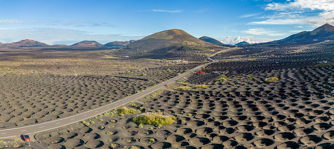 Luftaufnahme des Weinanbaugebiets La Geria, Timanfaya-Nationalpark, Lanzarote, Las Palmas, Kanarische Inseln, Spanien, Atlantik, Europa