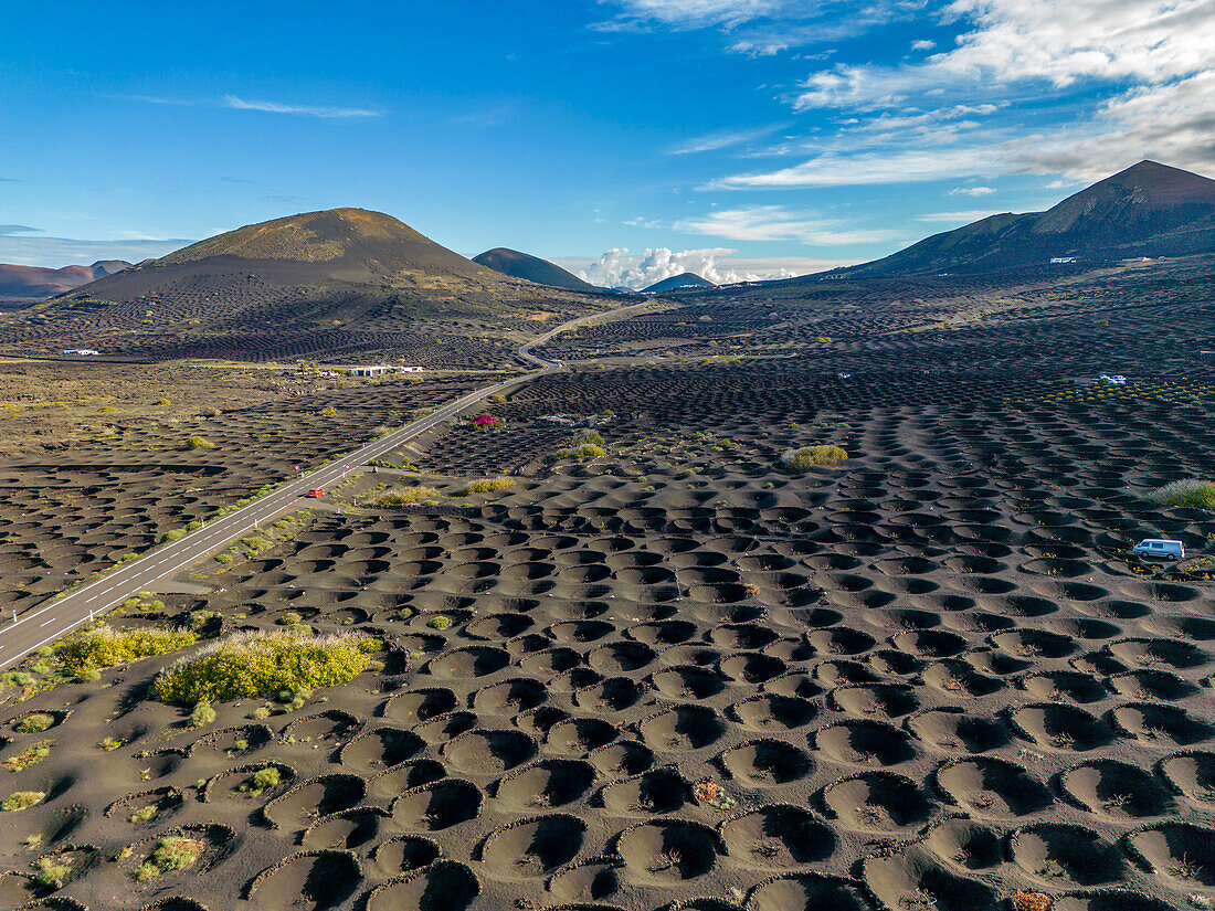Luftaufnahme des Weinanbaugebiets La Geria, Timanfaya-Nationalpark, Lanzarote, Kanarische Inseln, Spanien, Atlantik, Europa