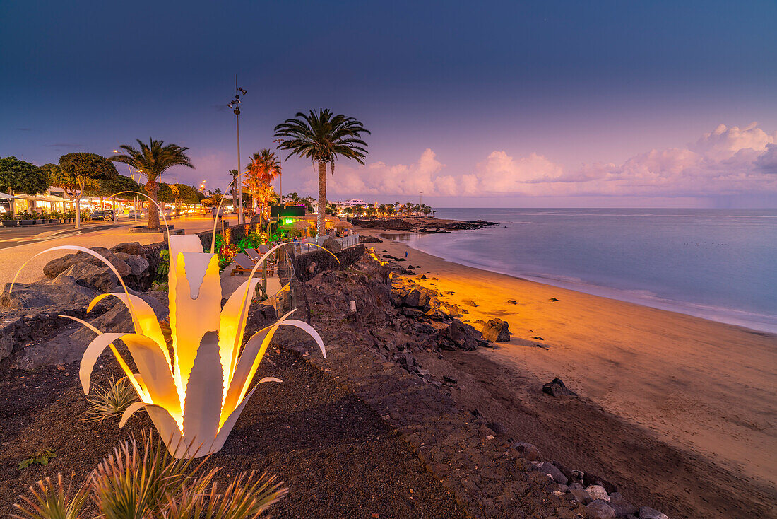 Blick auf Playa Grande in der Abenddämmerung, Puerto Carmen, Lanzarote, Las Palmas, Kanarische Inseln, Spanien, Atlantik, Europa
