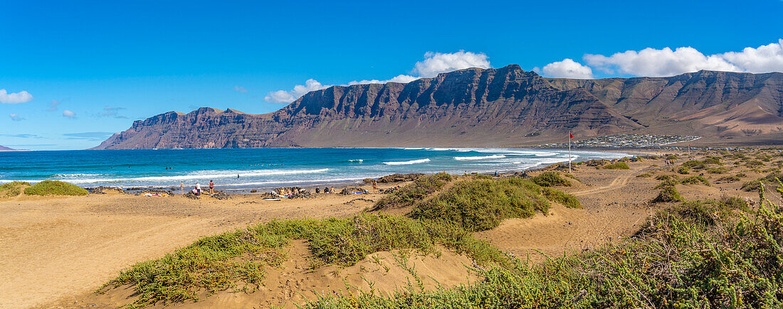 Blick auf Landschaft und Strand Playa de Famara, Caleta de Famara, Caleta de Famara, Lanzarote, Las Palmas, Kanarische Inseln, Spanien, Atlantik, Europa
