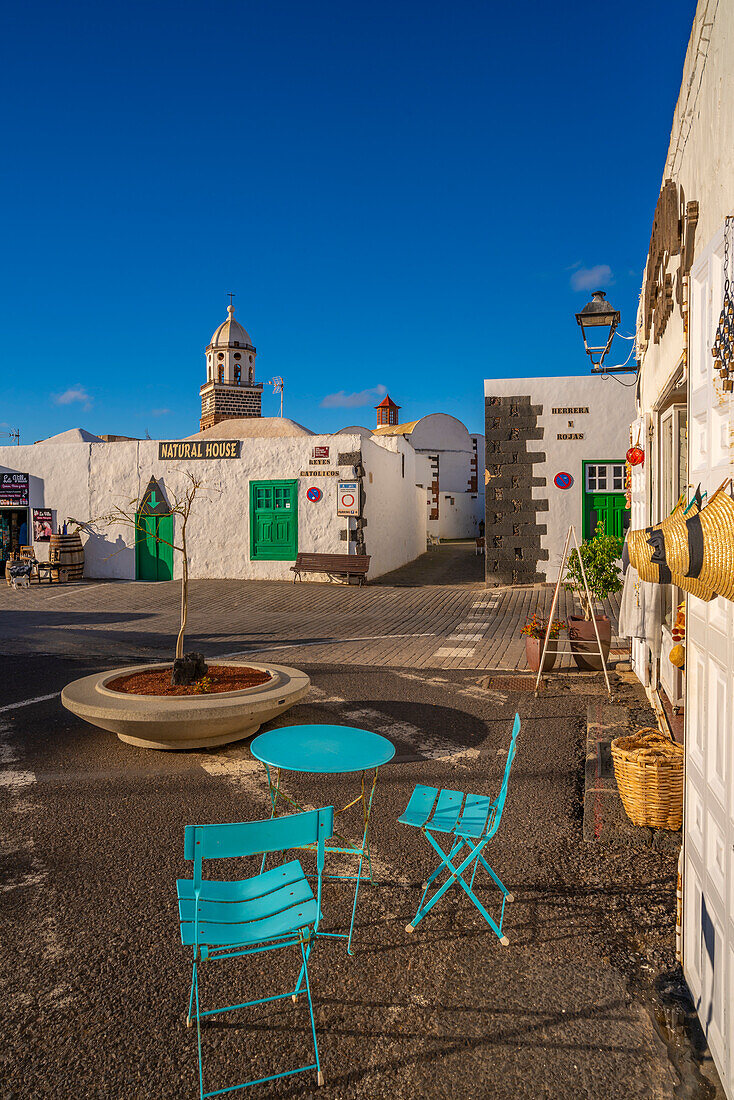 Blick auf Geschäft und Parroquia de Nuestra Senora de Guadalupe de Teguise, Teguise, Lanzarote, Las Palmas, Kanarische Inseln, Spanien, Atlantik, Europa
