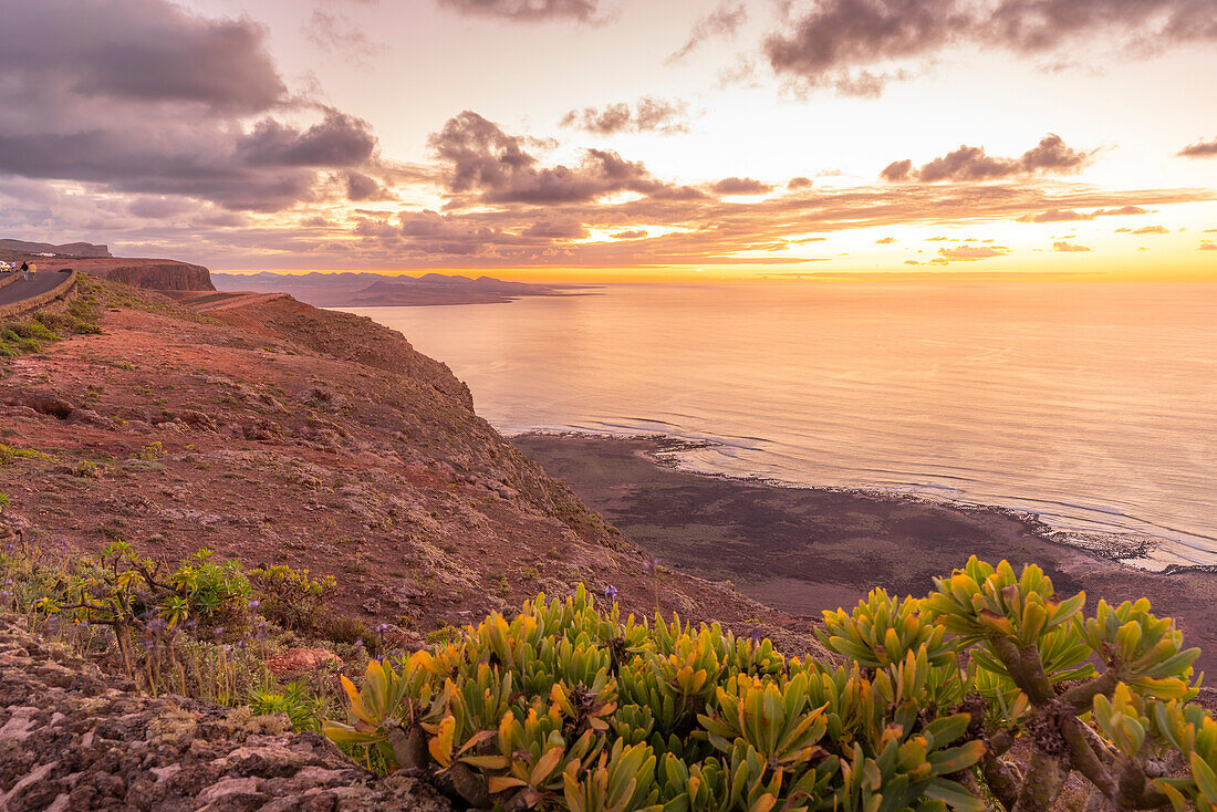Blick auf die Küste, Sonnenuntergang und den Atlantik vom Mirador del Rio, Lanzarote, Las Palmas, Kanarische Inseln, Spanien, Atlantik, Europa