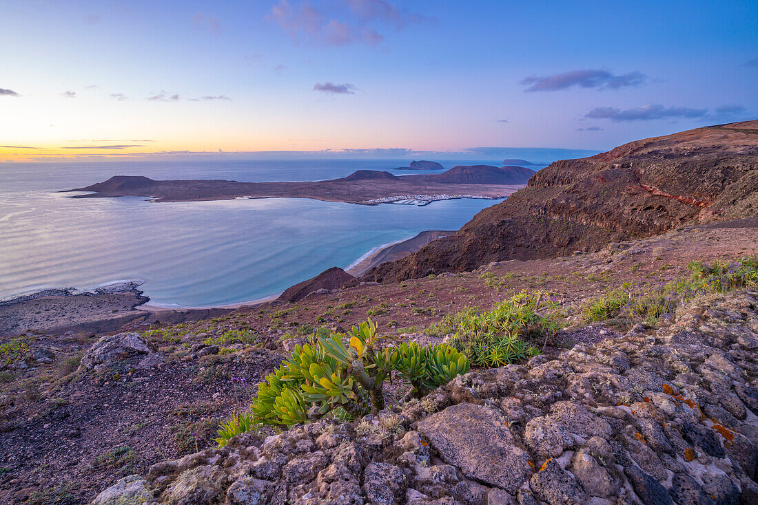 Blick auf die Insel La Graciosa und die Stadt Caleta del Sebo vom Mirador del Rio bei Sonnenuntergang, Lanzarote, Las Palmas, Kanarische Inseln, Spanien, Atlantik, Europa