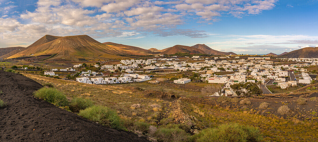 Blick auf die Landschaft und das Dorf Uga, Uga, Lanzarote, Las Palmas, Kanarische Inseln, Spanien, Atlantik, Europa