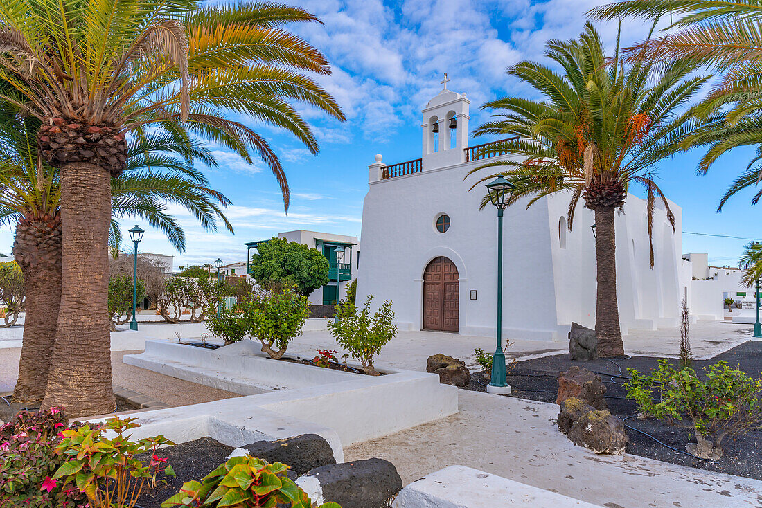 Blick auf die Kirche San Isidro Labrador, Uga, Lanzarote, Las Palmas, Kanarische Inseln, Spanien, Atlantik, Europa