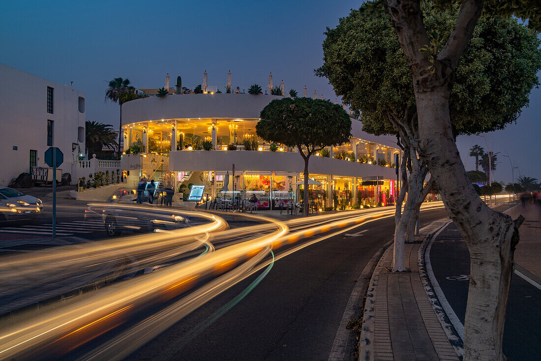 Blick auf Geschäfte und Bars in der Abenddämmerung, Puerto del Carmen, Lanzarote, Las Palmas, Kanarische Inseln, Spanien, Atlantik, Europa