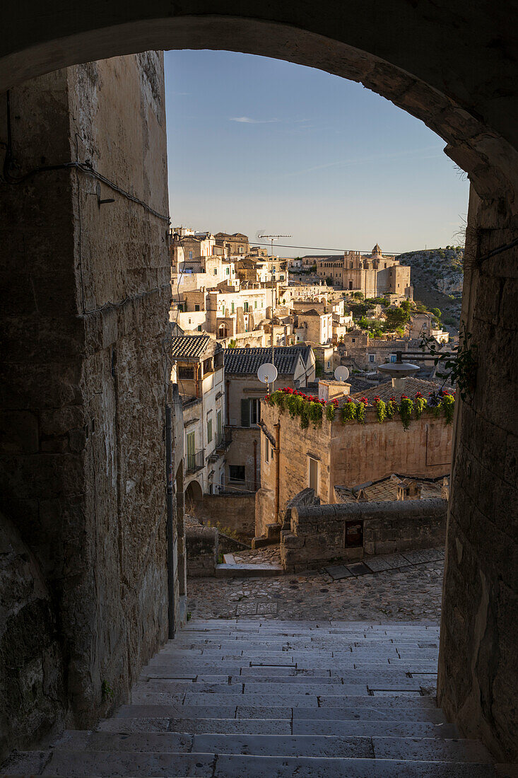 Blick durch den Bogen über die Altstadt von Sassi di Matera, UNESCO-Weltkulturerbe, Matera, Basilicata, Italien, Europa