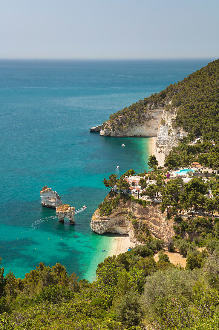 Faraglioni di Baia delle Zagare Felsen mit Stränden und Küstenlinie, in der Nähe von Mattinata, Halbinsel Gargano, Provinz Foggia, Apulien, Italien, Europa