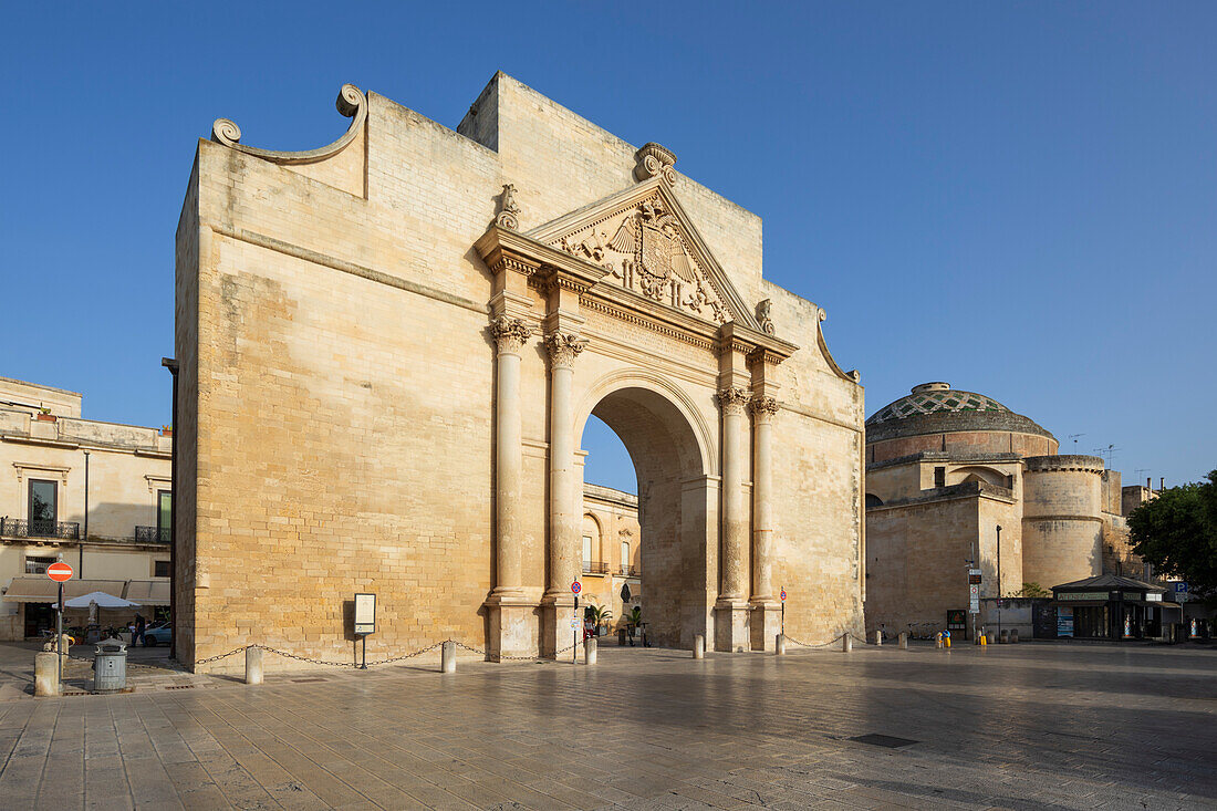 Porta Napoli und die Kirche Santa Maria di Porta im Nachmittagssonnenlicht, Lecce, Apulien, Italien, Europa