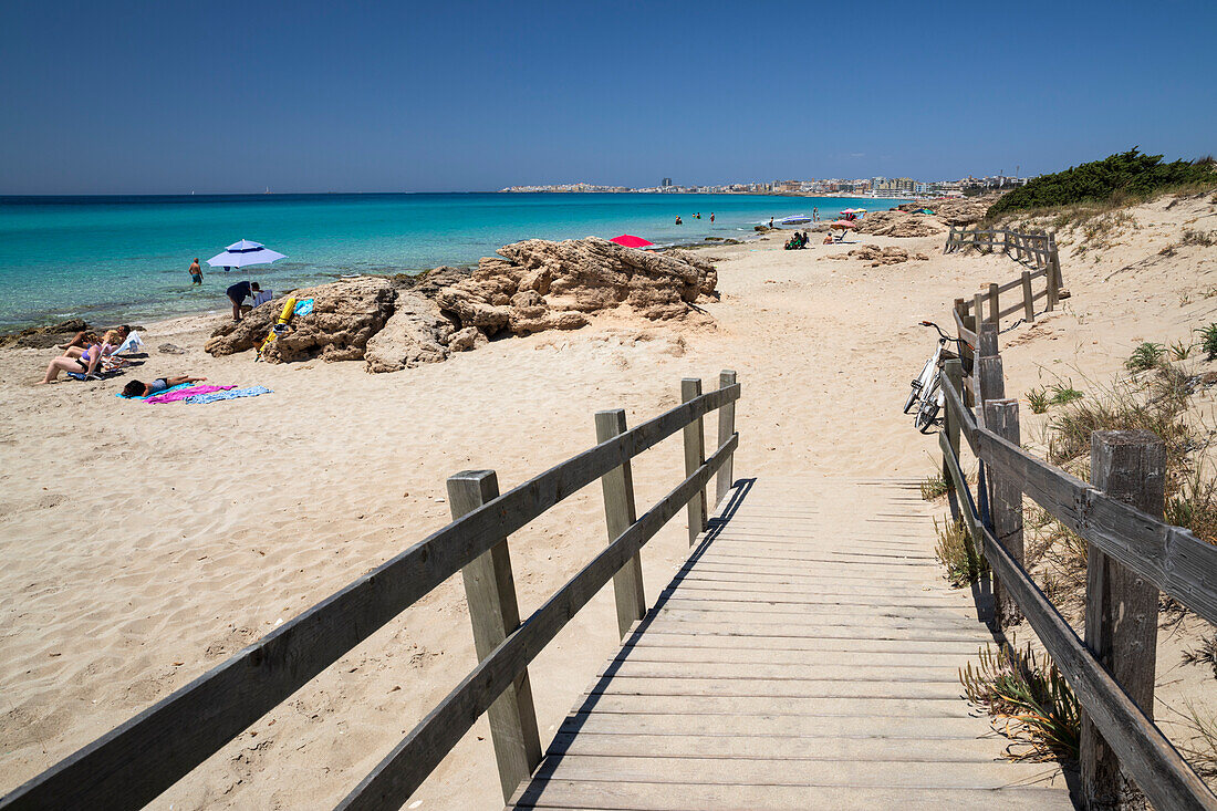 Blick auf den weißen Sandstrand und das türkisfarbene Wasser des Ionischen Meeres, Gallipoli, Apulien, Italien, Europa