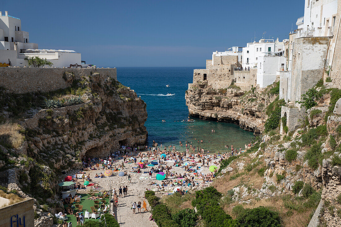 Blick auf Strand und Altstadt auf Kalksteinklippen von der Brücke Ponte Borbonico su Lama Monachile aus gesehen, Polignano a Mare, Apulien, Italien, Europa