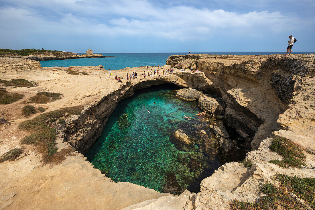 Grotta della Poesia (Höhle der Poesie), natürliches Becken zwischen Karstformationen, archäologische Stätte von Roca, in der Nähe von Melendugno, Apulien, Italien, Europa