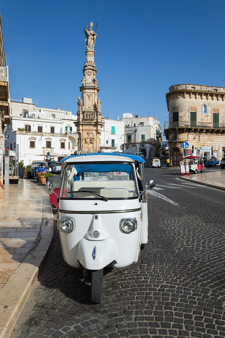 Tuk-Tuk auf der Piazza della Liberta mit der Säule Colonna di Sant Oronzo, Ostuni, Provinz Brindisi, Apulien, Italien, Europa