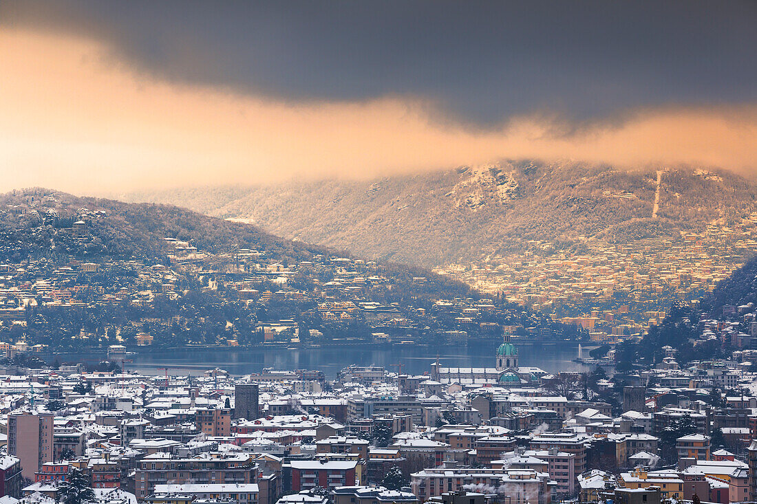 Sonnenuntergang über der Stadt Como nach dem Schneefall, Comer See, Lombardei, Italien, Europa