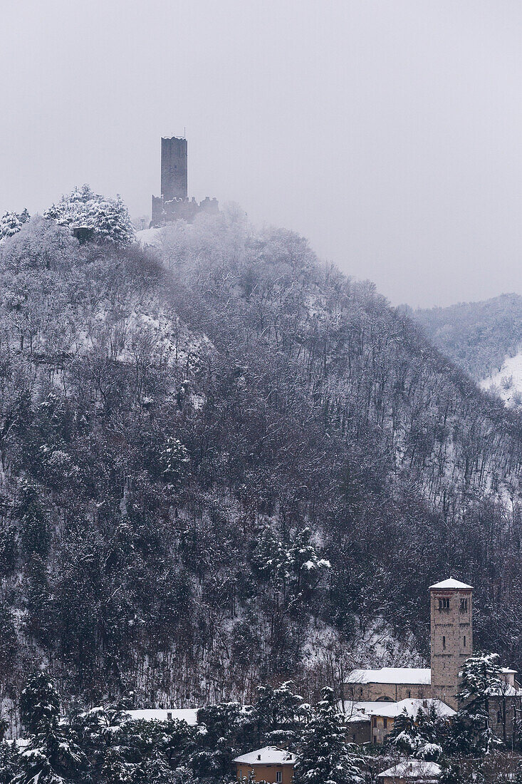 Baradello Turm (Castel Baradello) nach dem Schneefall, Como Stadt, Comer See, Lombardei, Italien, Europa