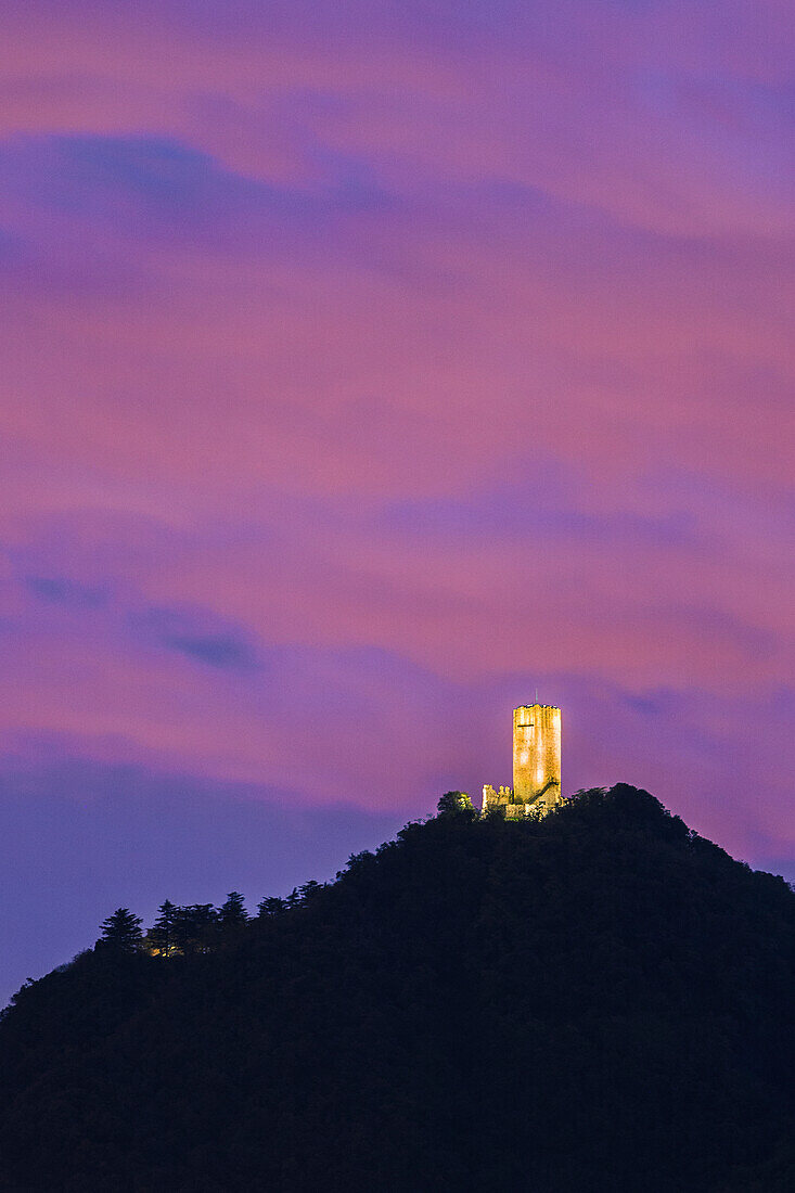 Baradello Turm (Castel Baradello) beleuchtet in der Abenddämmerung, Como Stadt, Comer See, Lombardei, Italien, Europa
